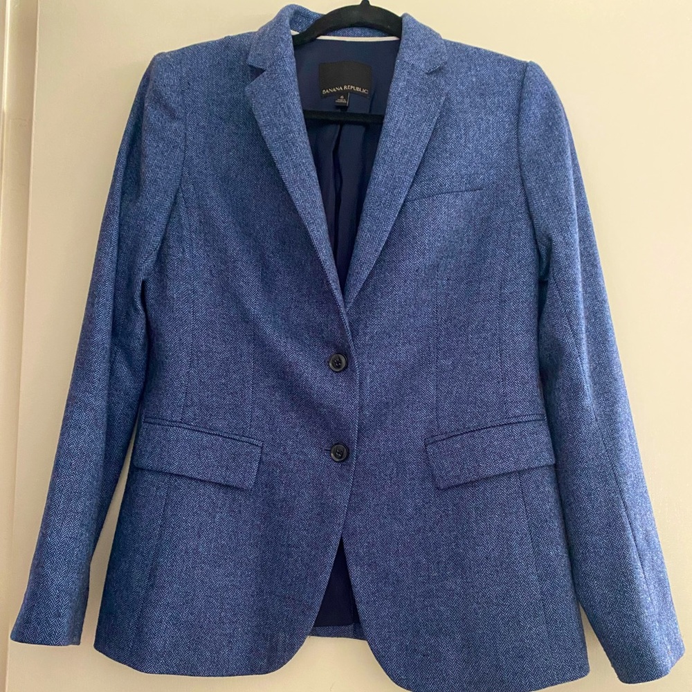 Blue fitted blazer. Banana Republic.